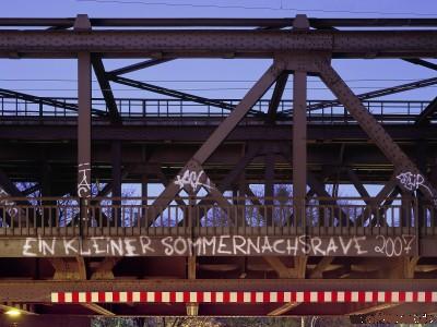 Werbung auf Eisenbahnbrücke nahe Everland Airport...